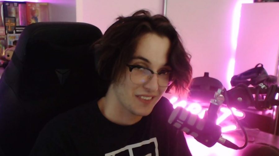 Fortnite Streamer That Has Glasses And Long Black Hair The Loadout Twitch Streamer Knocks Both Monitors Over After Horror Game Jump Scare Steam 新闻